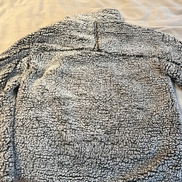 Francesca’s Sherpa Pull Over - Picture 4 of 5